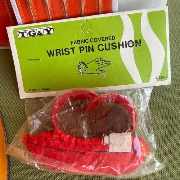 Vintage Sewing Needles Nurge Bobbins Pin Cushions Scissor Thread Neiman’s Tin - Picture 5 of 16